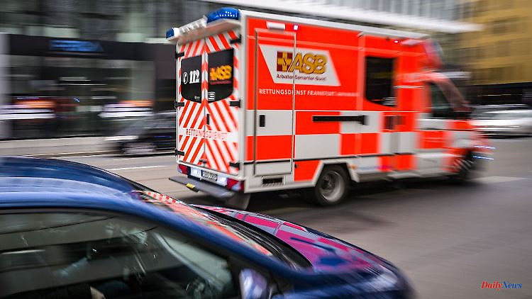 North Rhine-Westphalia: mother and baby on the sidewalk by car: seriously injured