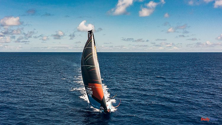 Bow to bow to Cape Town: Herrmann's crew sails in a windless showdown