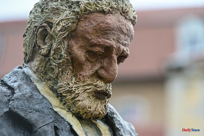Degradation of the statue of Victor Hugo in Besançon: two students sentenced to work of general interest
