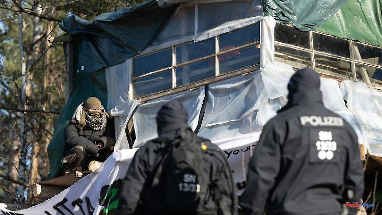 Clearing for gravel mining: the police clear the protest camp in Laußnitzer Heide