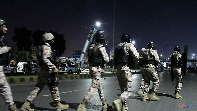 Hours of fighting with dead people: terrorists storm the police complex in Karachi