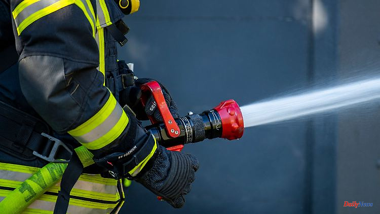 Baden-Württemberg: fire in commercial building: extensive road closure