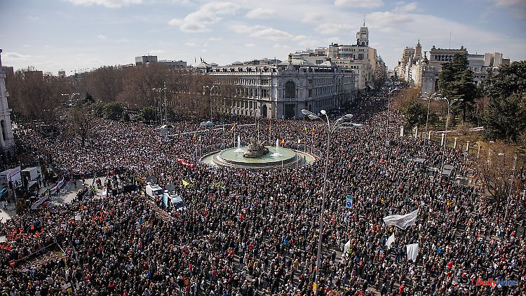 Health care cuts: Hundreds of thousands demonstrate in Madrid