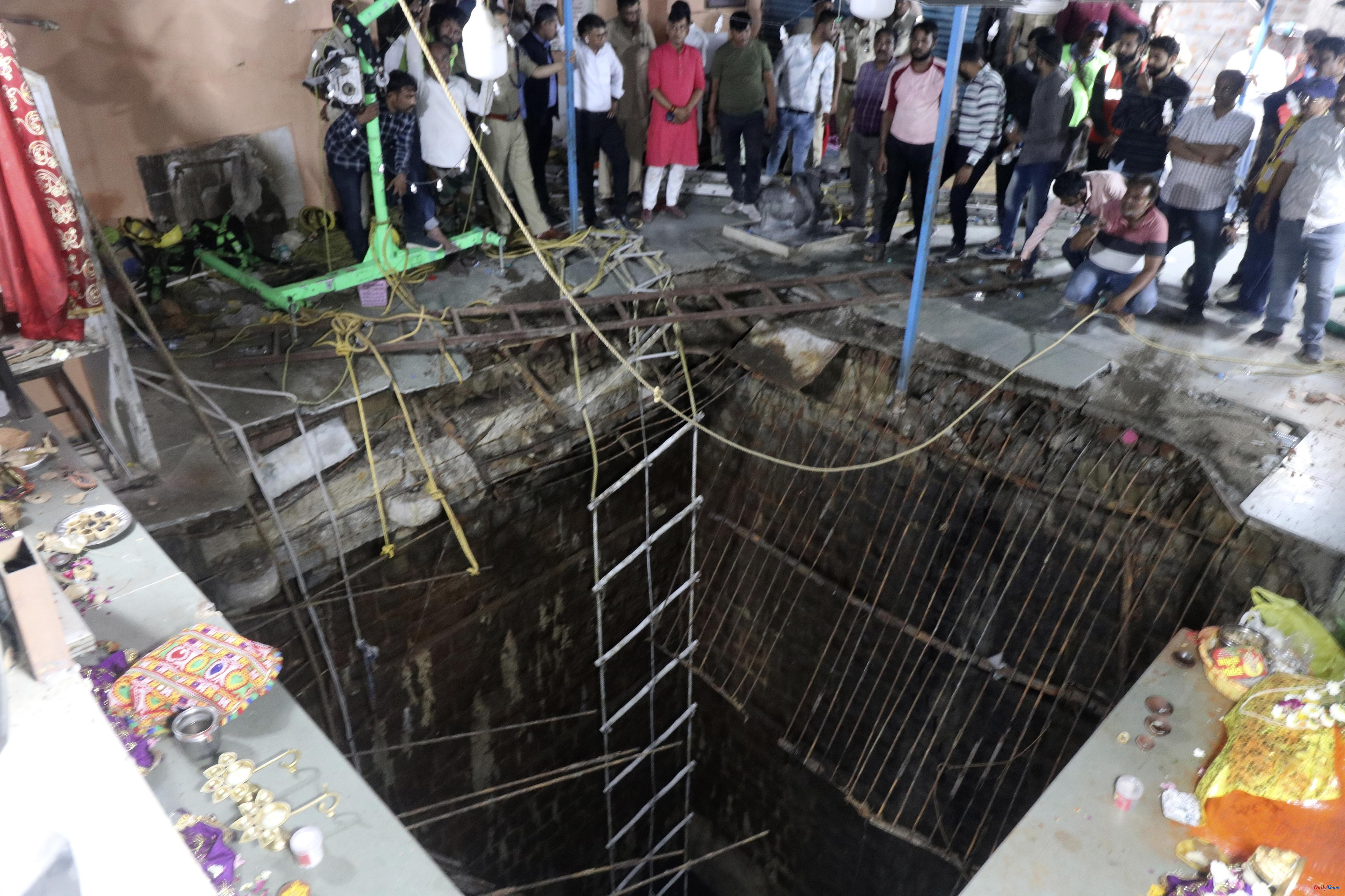 Asia At least 35 dead after the ground collapsed in a temple in India