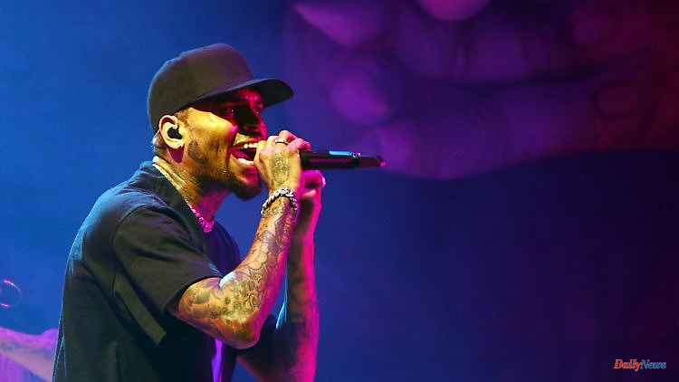 Rapper brought her on stage: Chris Brown simply throws away the fan's cell phone