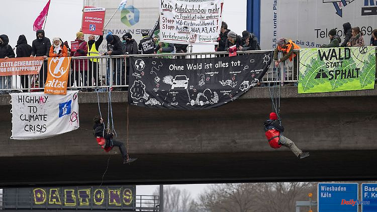 Hesse: Activists abseil from the Autobahn bridge in Frankfurt