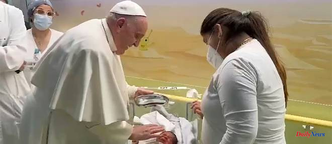Hospitalized, the pope makes a surprise visit to sick children
