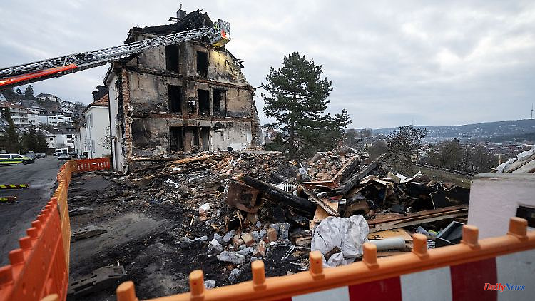 Baden-Württemberg: search for clues in the destroyed house: fire brigade extinguishes embers