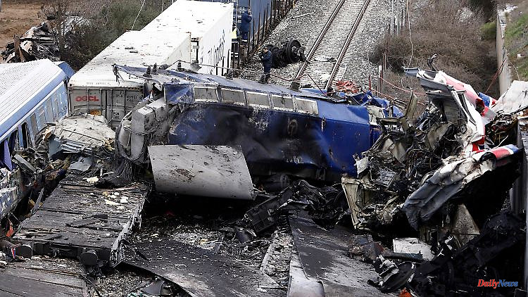 36 fatalities in Greece: Station master arrested after train accident