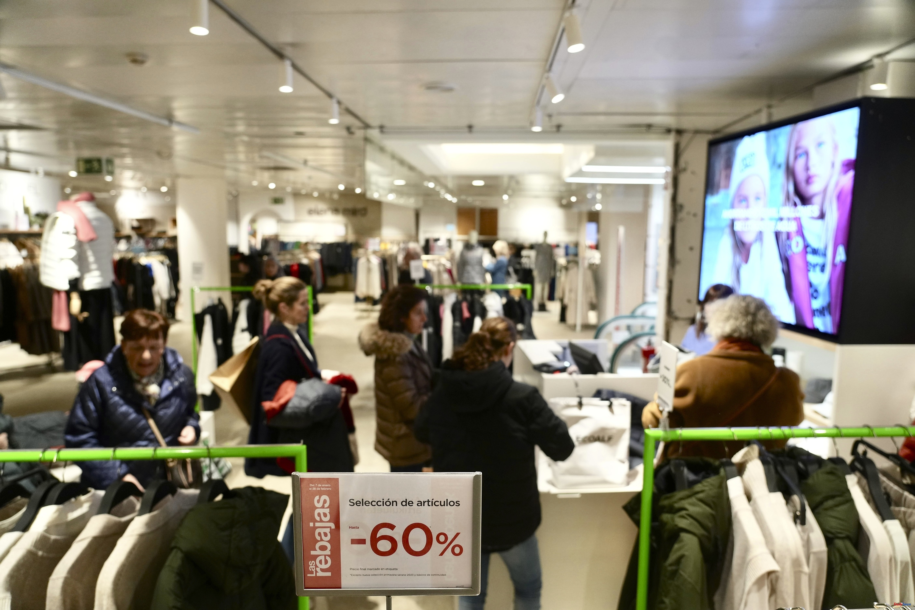 Economy El Corte Inglés, Carrefour and Ikea sign a 17% wage increase after threats of strikes