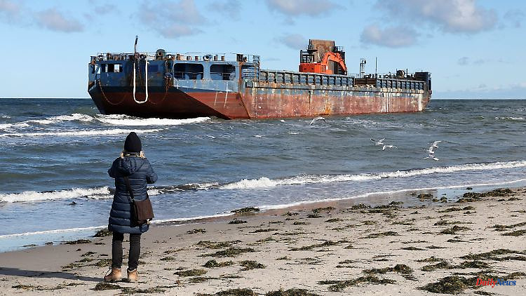 Mecklenburg-Western Pomerania: Start for salvage of stranded working ship at Prerow