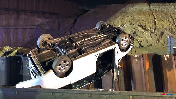 Police determined: barrier is missing: car falls from a broken bridge