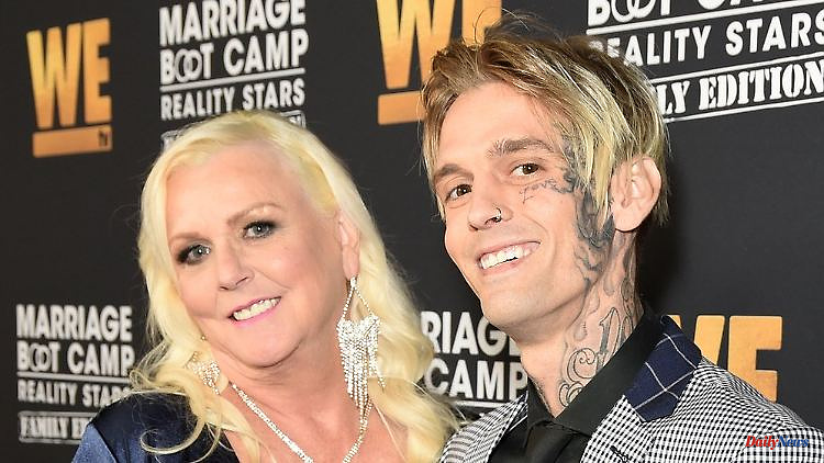 Photos of death scene posted on Facebook: Aaron Carter's mother calls for murder investigation