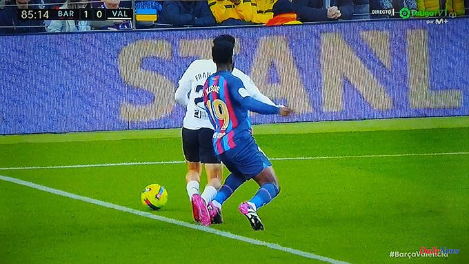 Football The controversial silence of the VAR and the referee's 'no' to the penalty against Barça in the 85th minute