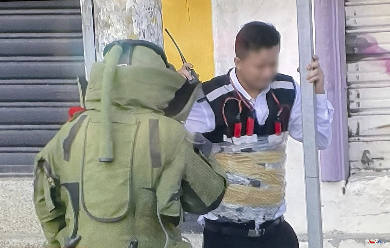 Ecuador Bomb squads save the life of a 'bomb man' in Guayaquil
