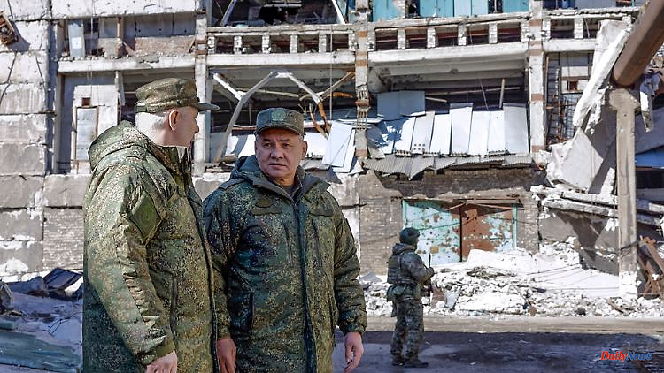 Rare sight for troops: Shoigu visits military hospital in Mariupol