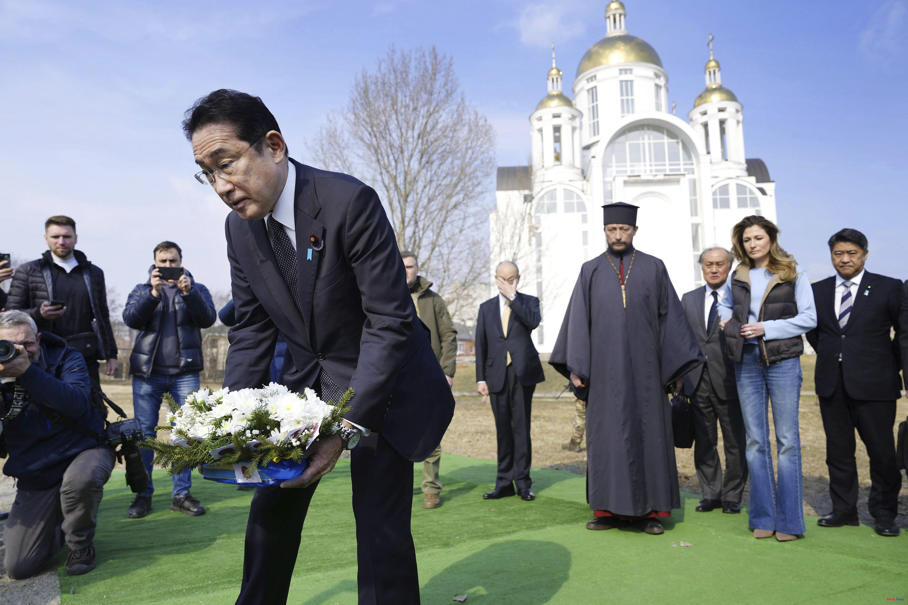Ukrainian War Prime Minister of Japan visits Zelensky in kyiv