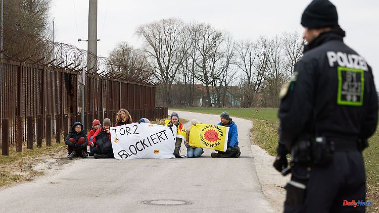 Bavaria: opponents of nuclear power demonstrate against the Isar II nuclear power plant