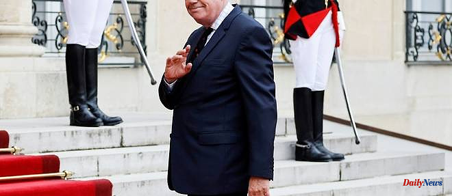 Frédéric Mitterrand announces that he is "sick"