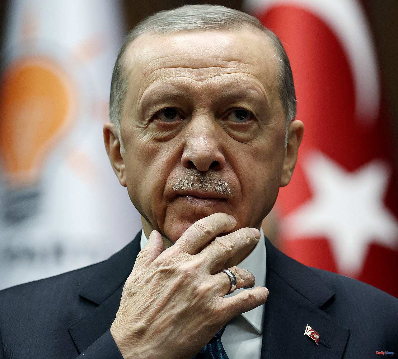 Turkey Erdogan pauses his campaign due to indisposition and unleashes rumors about his state of health