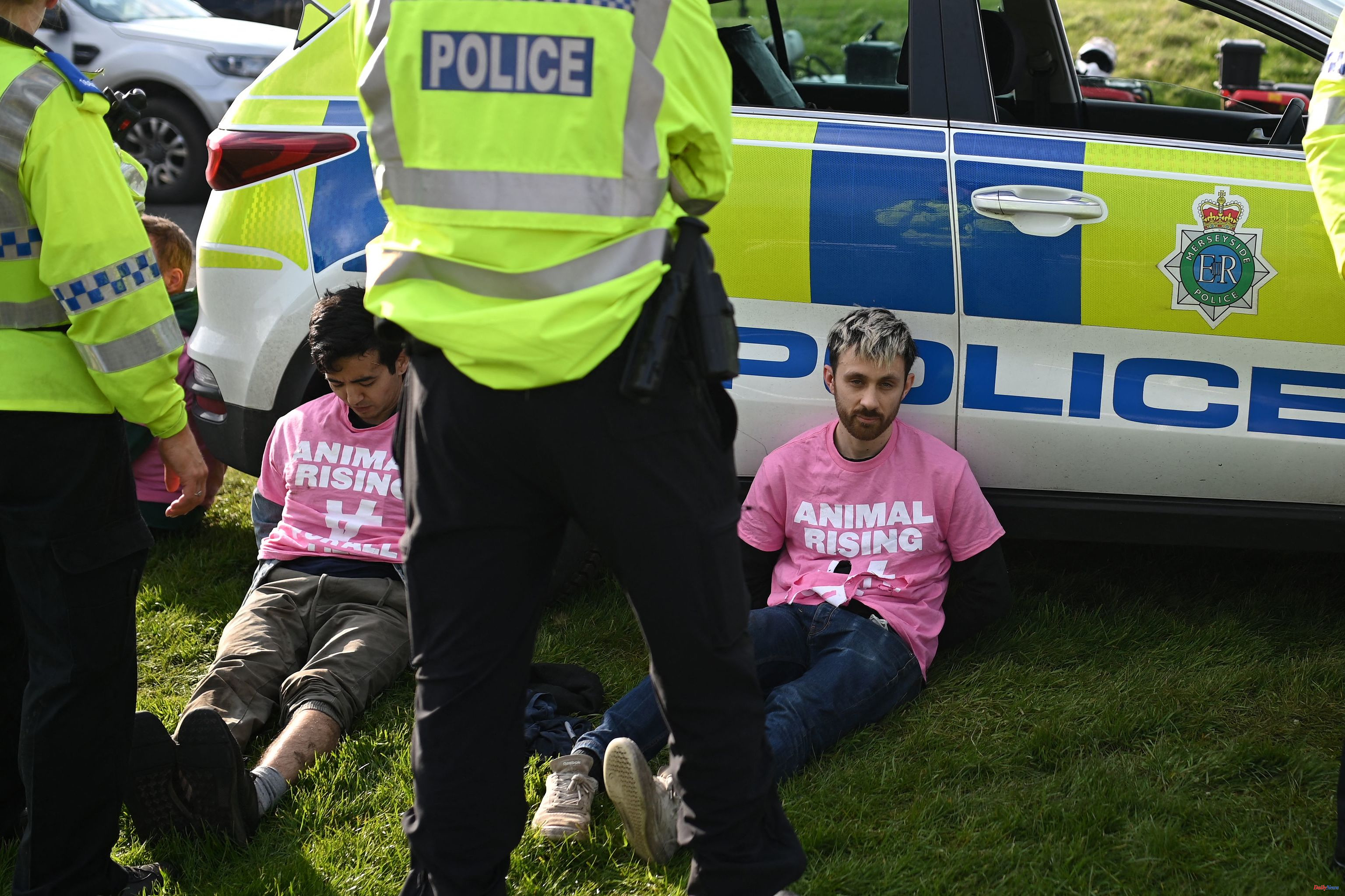United Kingdom British police arrest 118 activists for disturbances during the Grand National horse race
