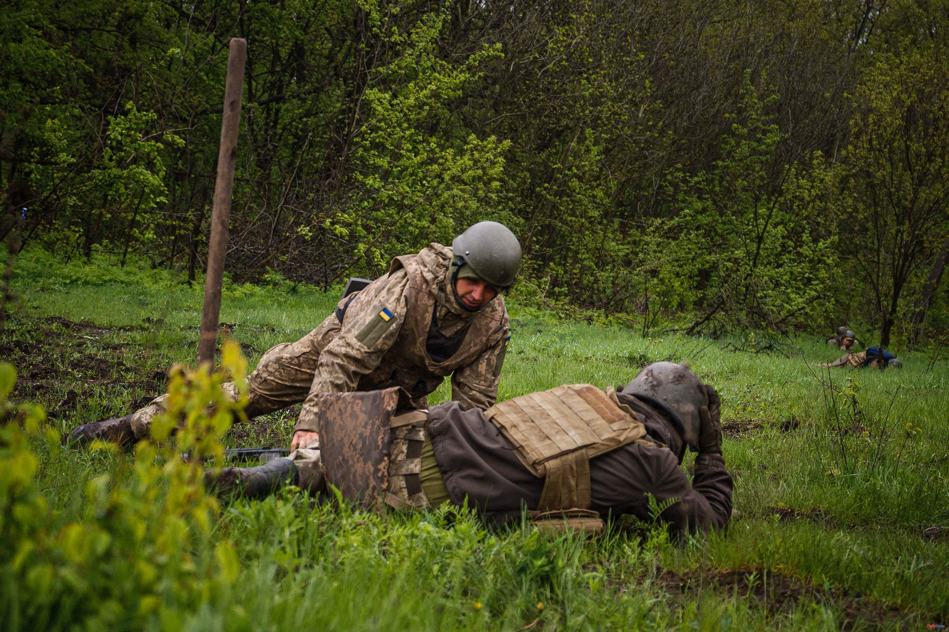 International Ukrainian soldiers dig trenches under bombs near Bakhmut