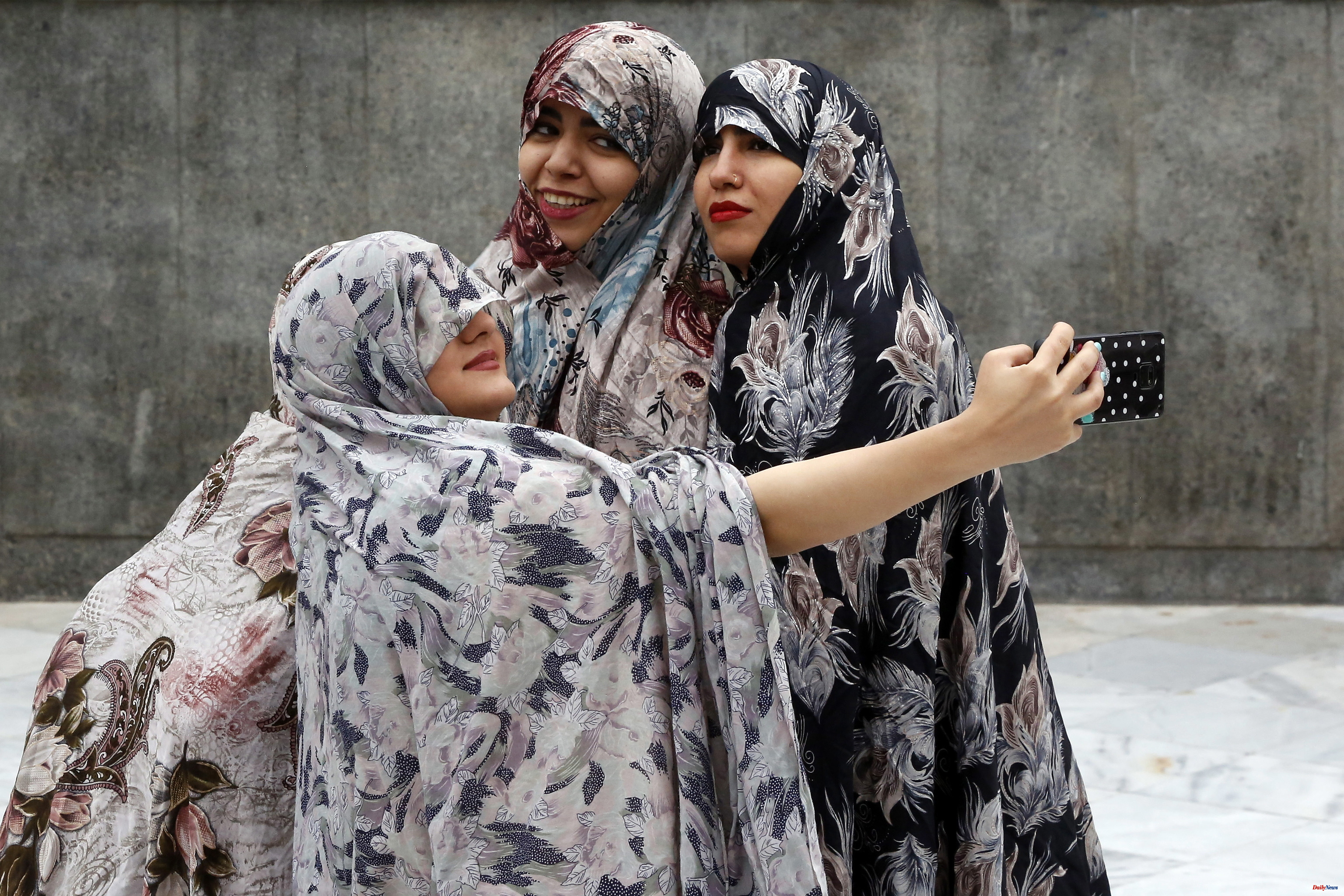 Middle East Iran orders the arrest of two women who did not wear headscarves in a shop