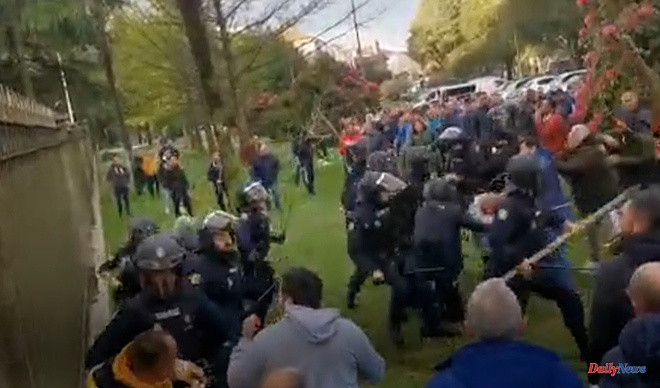 Galicia Police charge with several injured and detained in a bateeiros protest in Santiago