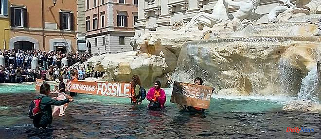 Italy: environmental activists blacken the water of the Trevi Fountain in Rome