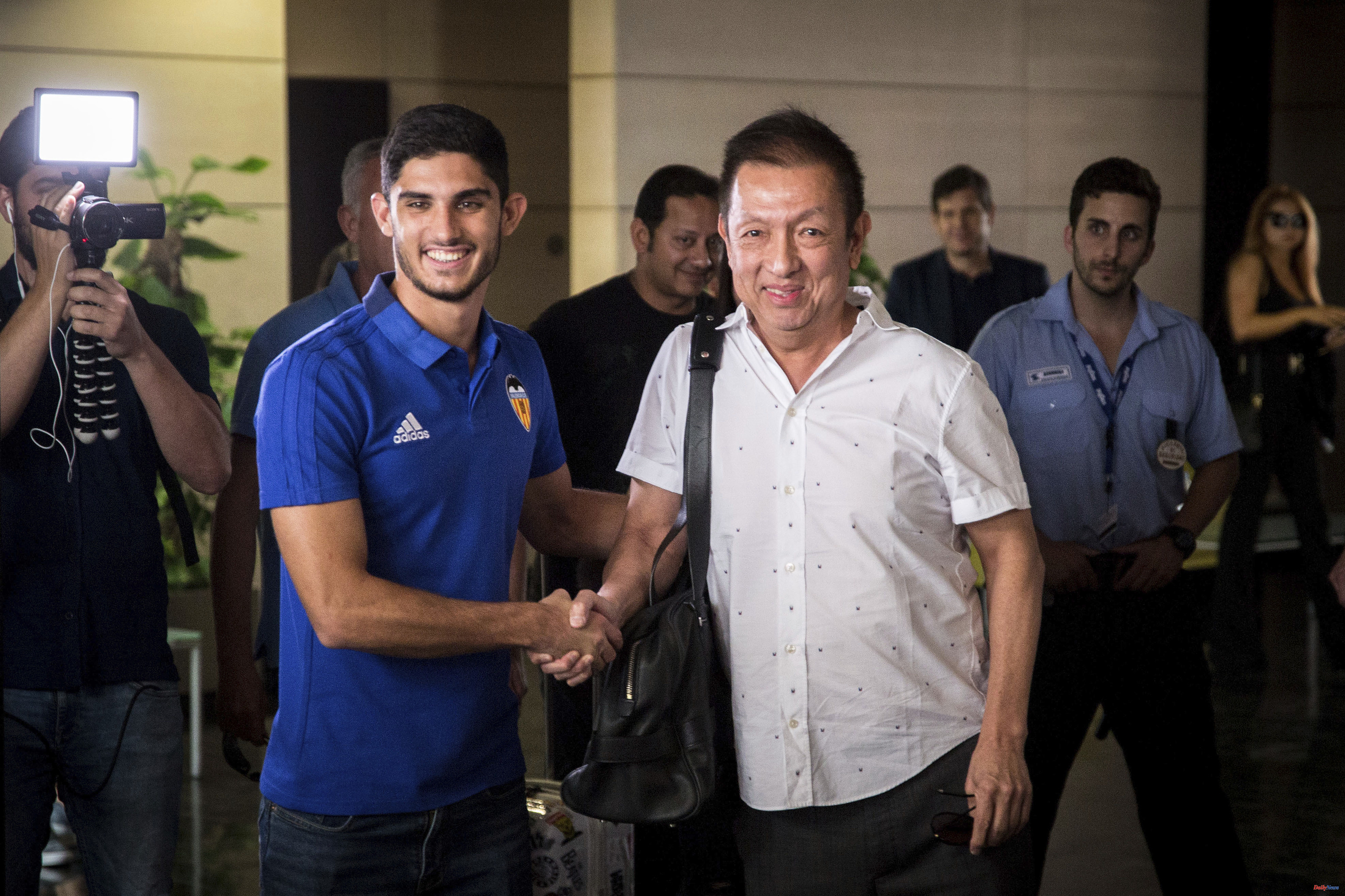 Sports The Portuguese Prosecutor's Office searches the house of Gonçalo Guedes for his transfer to PSG and Valencia