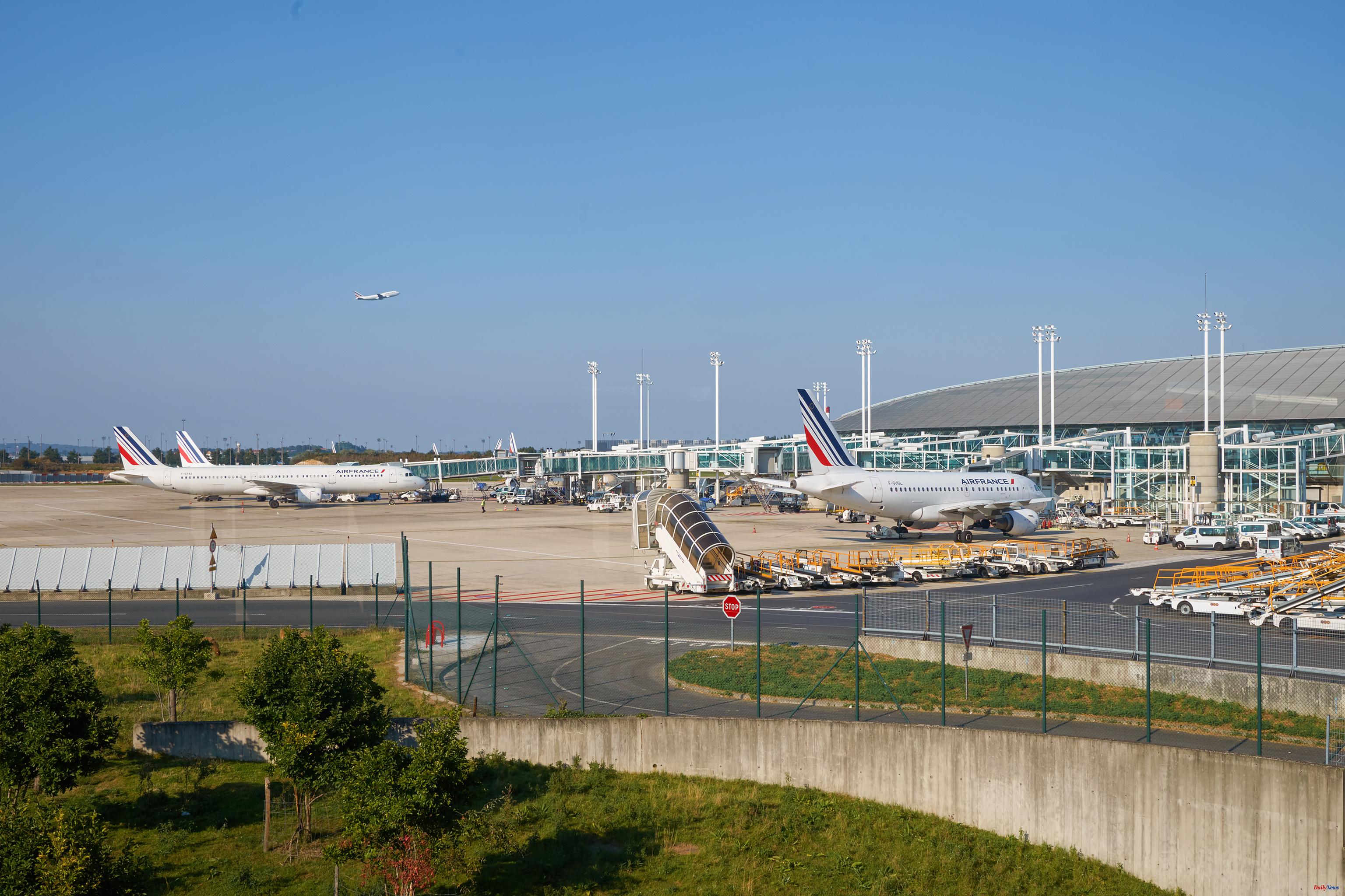 Economy France prohibits from today short flights within the country with an alternative by train