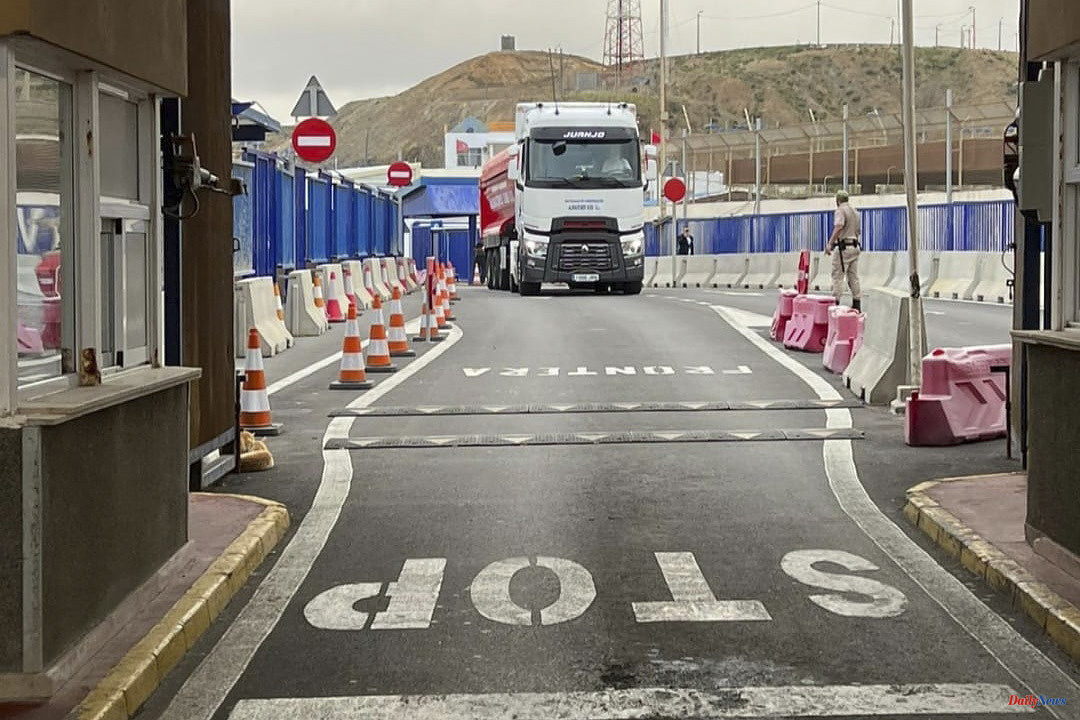 Foreign Affairs A Moroccan truck crosses Ceuta's commercial customs for the first time in history