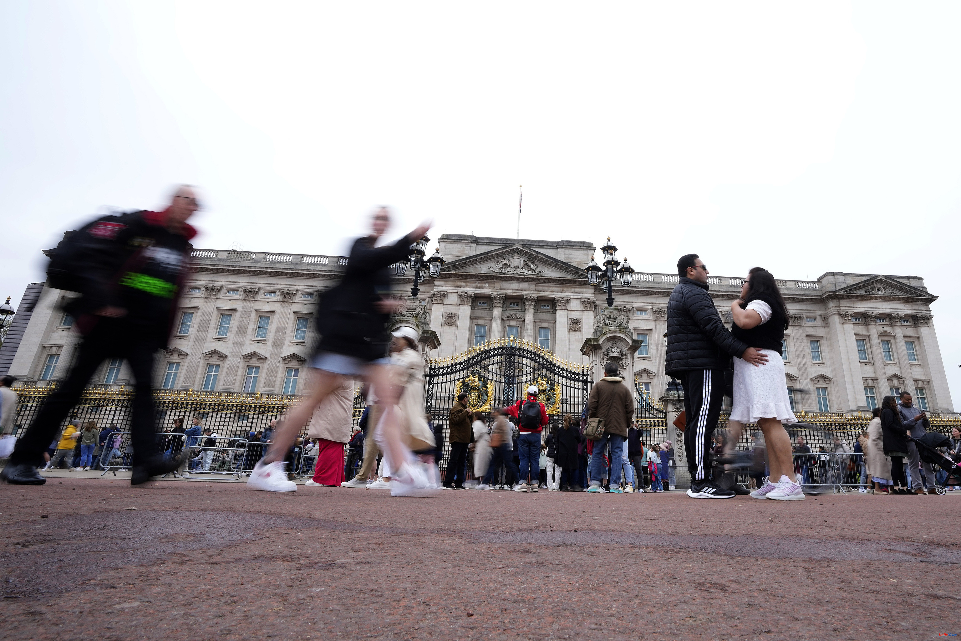 UK London police arrest man for throwing shotgun shells outside Buckingham Palace