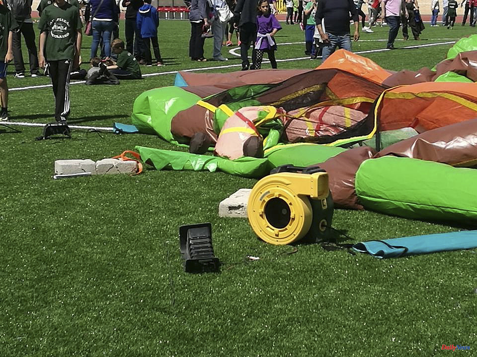 Events Five children injured in Toledo in the accident of a bouncy castle that has blown up by the wind