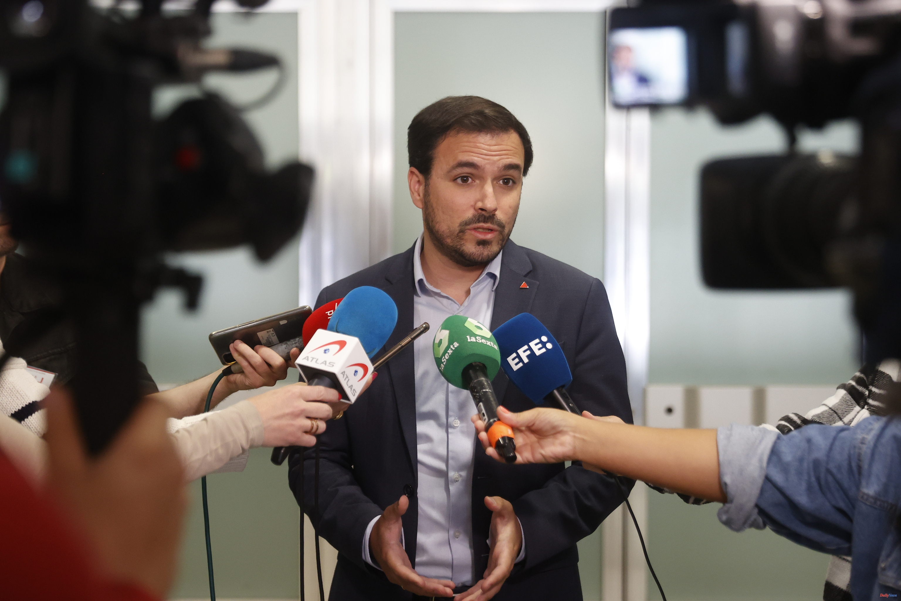 23-J Garzón renounces going on the Sumar lists to promote the "renewal of faces" and puts pressure on Irene Montero and Pablo Echenique