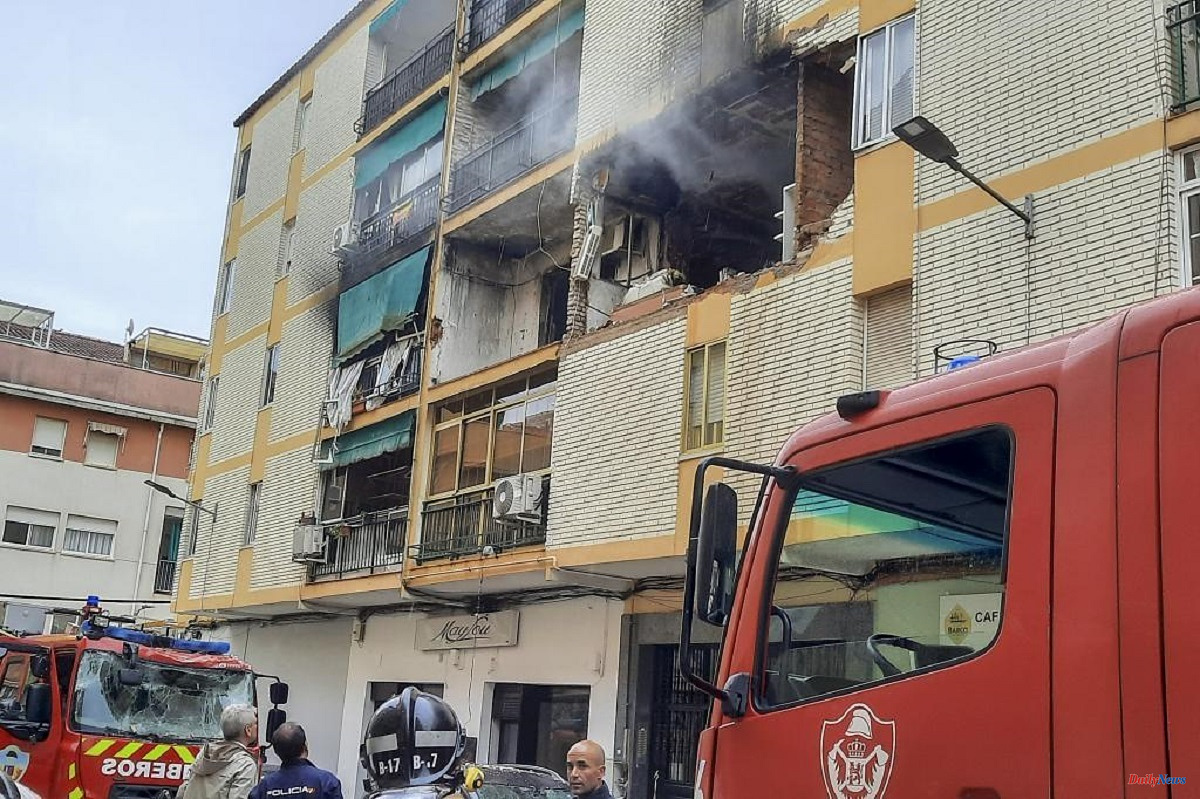 Spain A building catches fire after an explosion in Badajoz, with at least ten minor injuries