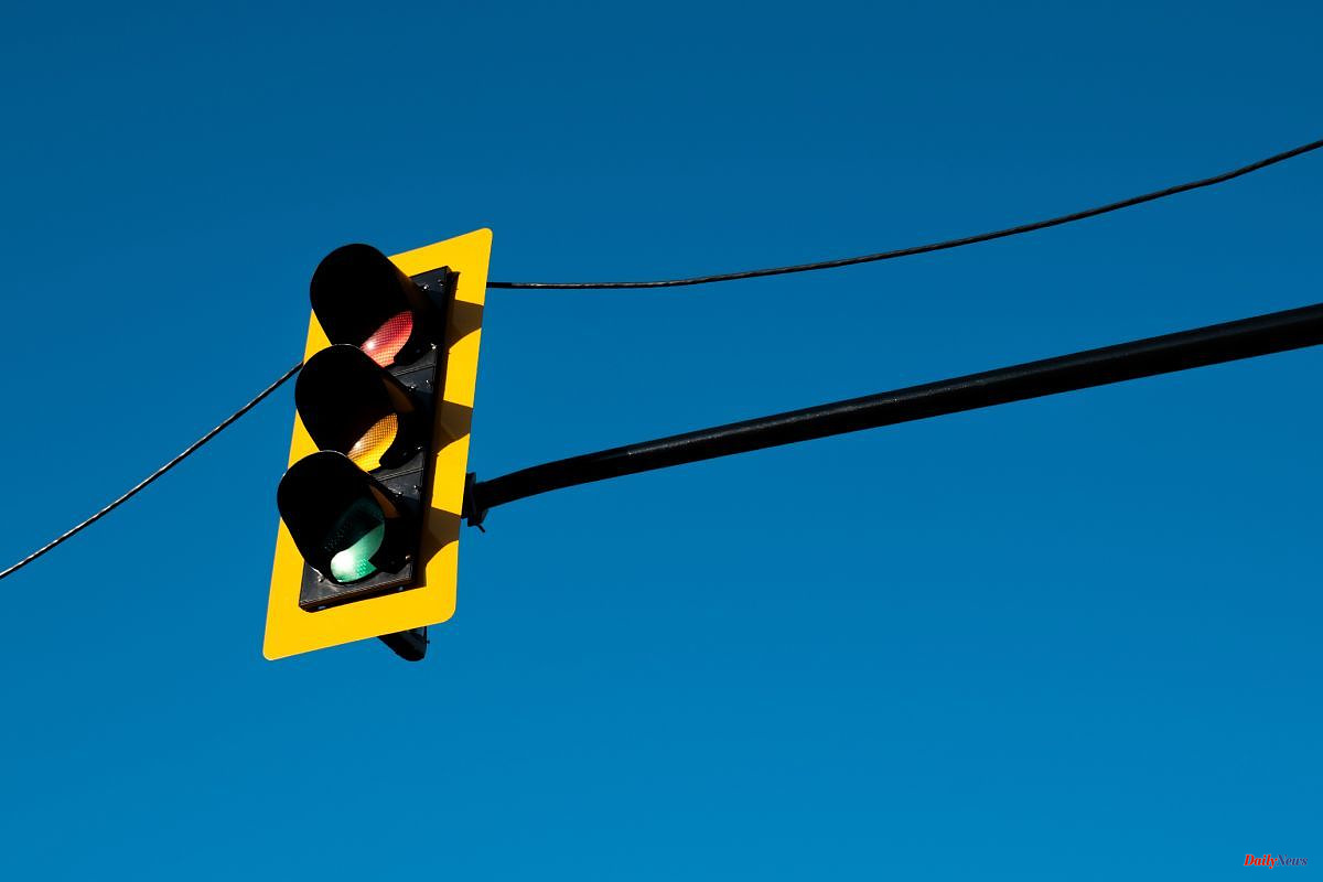 Curiosities Why are the colors of traffic lights red, yellow and green?