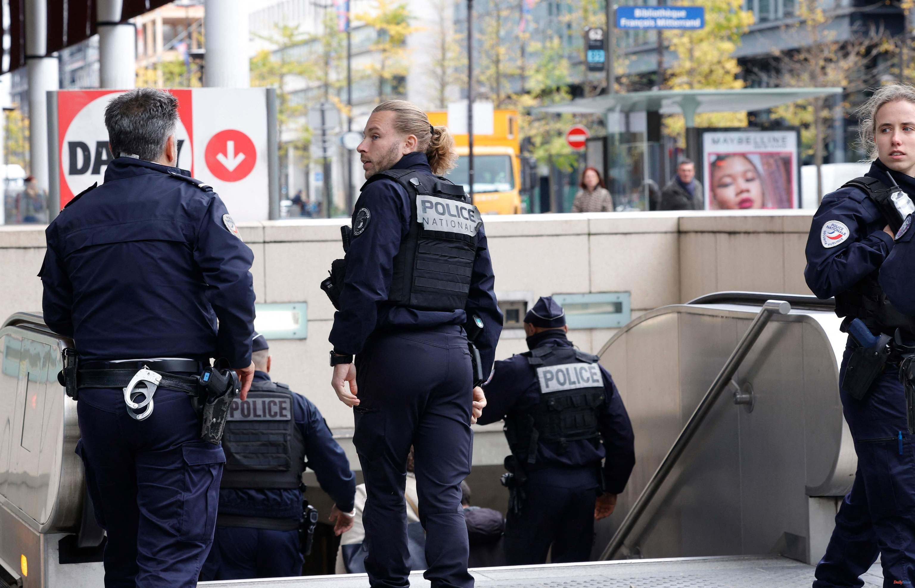 Europe French police shoot a woman who threatened passengers in the Paris metro