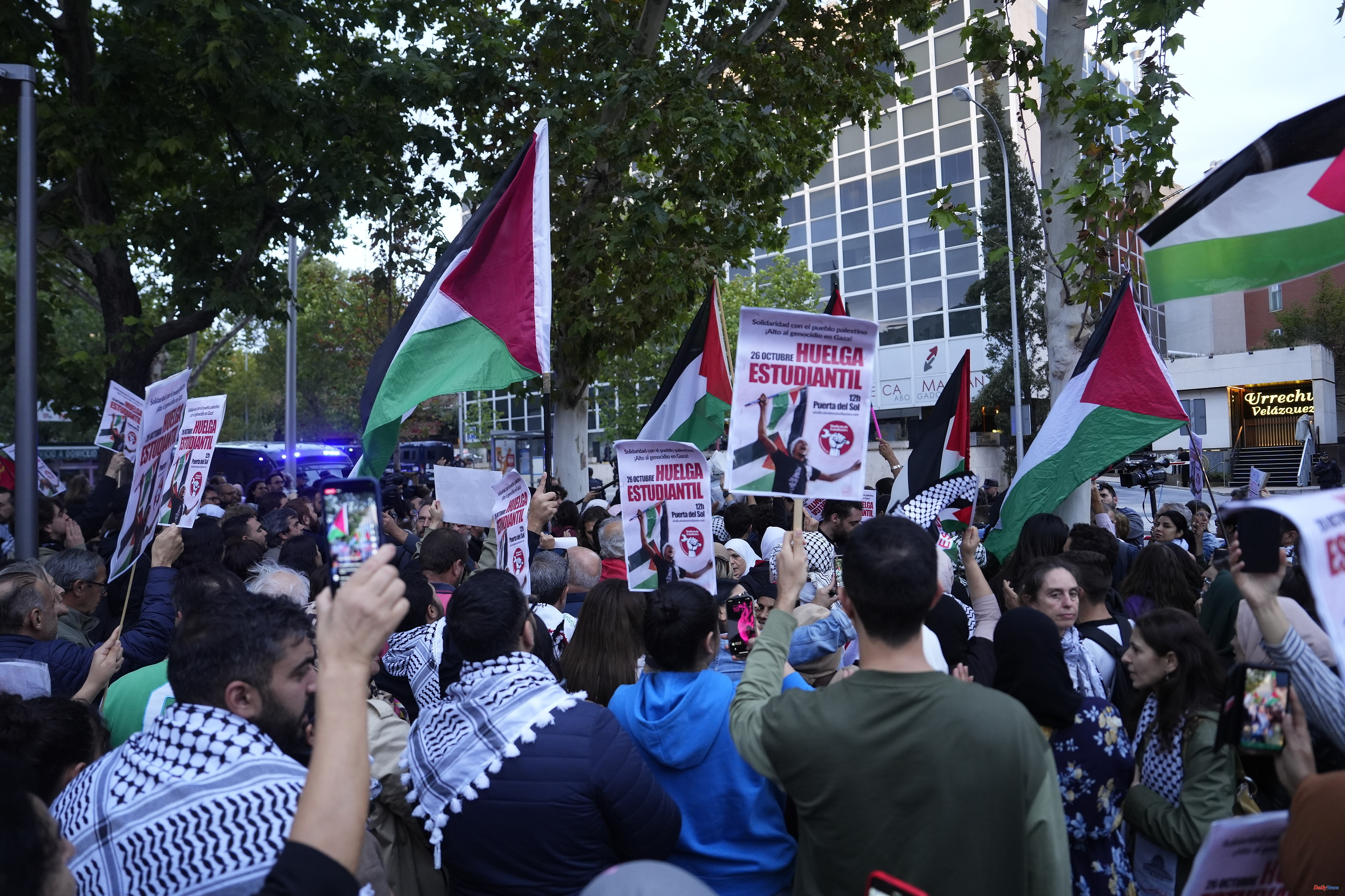 Madrid Hundreds of people protest in front of the Israeli Embassy in favor of Palestine