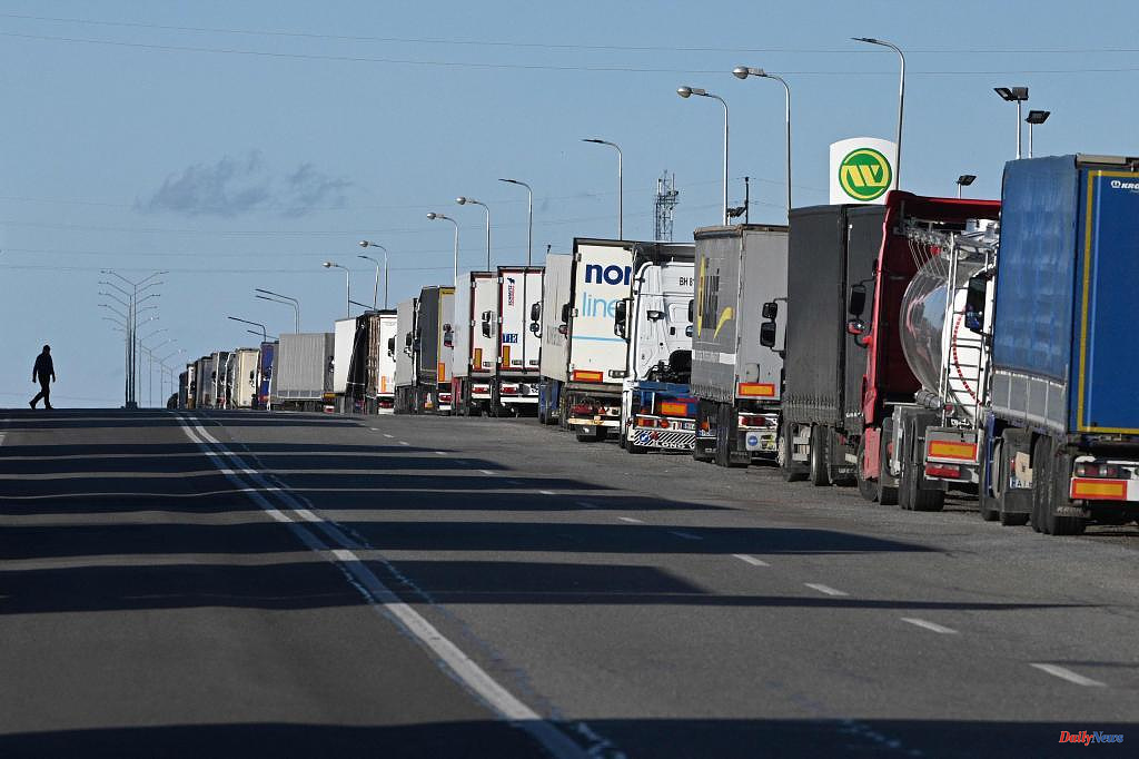 War in Ukraine Polish transporters block more than 20,000 trucks on the border with Ukraine