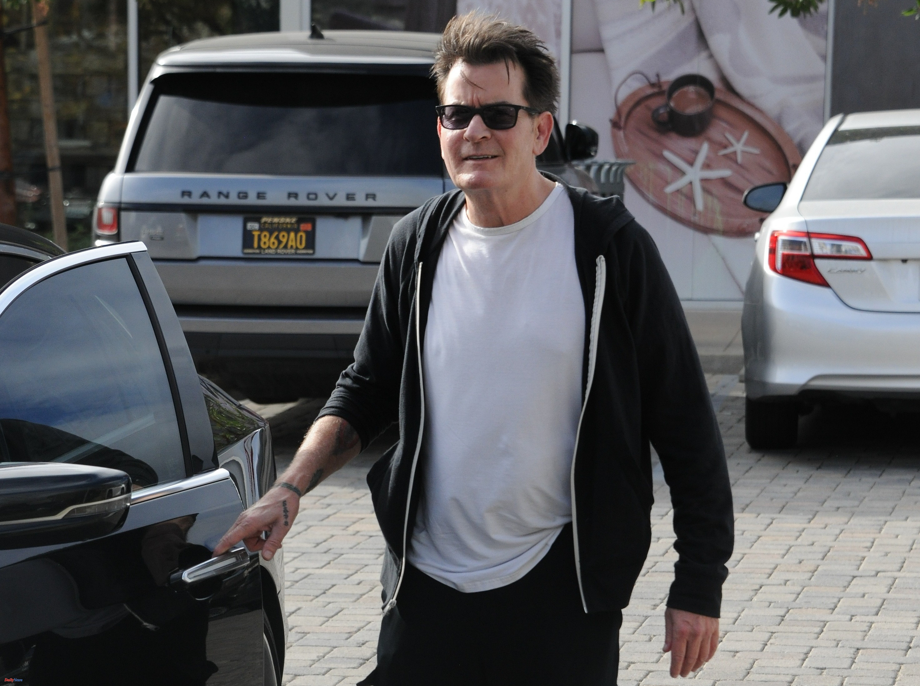 LOC Actor Charlie Sheen, attacked by his neighbor in his home in Malibu