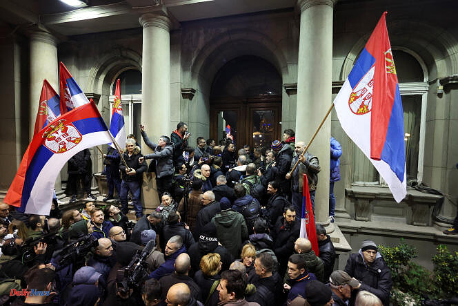 Serbia: Police in Belgrade attempt to contain opposition demonstrators protesting alleged electoral fraud, threatening to storm city hall