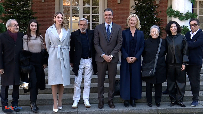 RTVE Pedro Sánchez receives the actors of the television series Cuéntame in Moncloa after its end