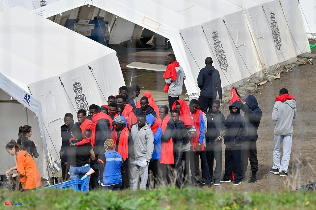 Spain The 449 immigrants rescued from 4 cayucos in El Hierro, in custody until their referral