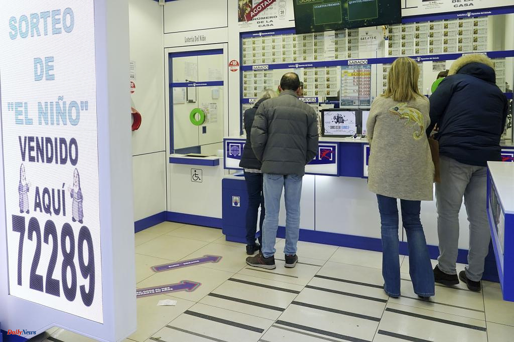 Lottery Two citizens give the police in Valladolid a wallet with lottery tickets, one of them winning