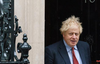 Photographed with a filled glass: new party photos burden Boris Johnson