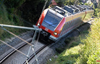 Mecklenburg-Western Pomerania: Distracted by the cell phone: 18-year-old runs in front of the train