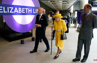 Boost for the new Elizabeth Line: The Queen makes a surprise visit to the London subway