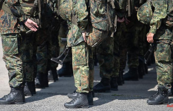 Four soldiers also accused: gang is said to have robbed Bundeswehr depots