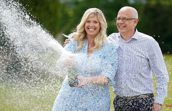 Friends should get something: British couple wins fable jackpot with 220 million euros